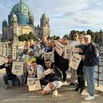 Quelle: Foto: BDKJ-Bundesstelle, BDKJ-Bundesstelle Die Teilnehmer*innen des DACHS-Treffen nach dem Besuch bei der Bundesstiftung Gleichstellung